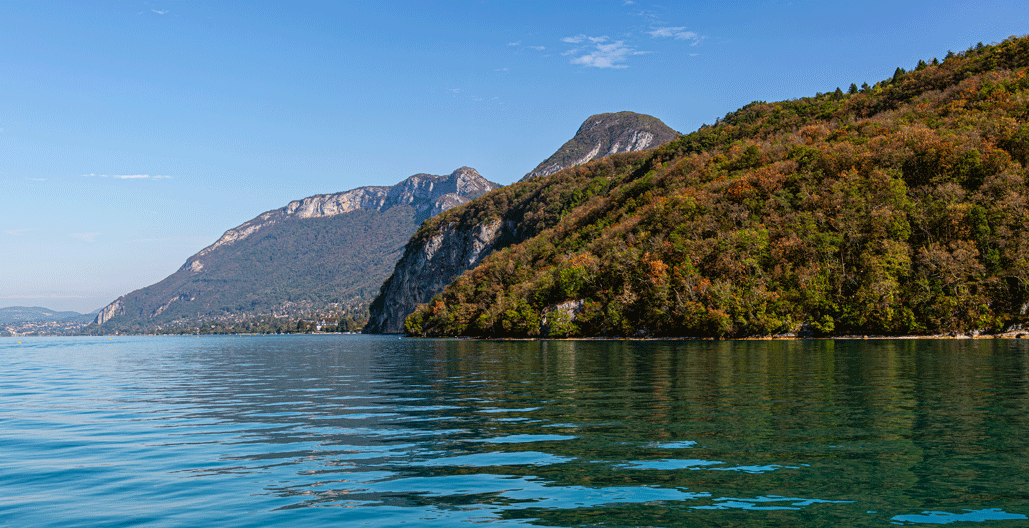 Crique naturelle au pied du Roc de Chère avec eau cristalline